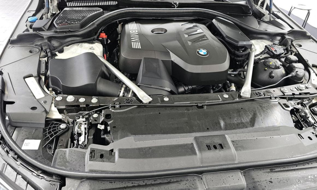 BMW 5-Series 520i, 2025