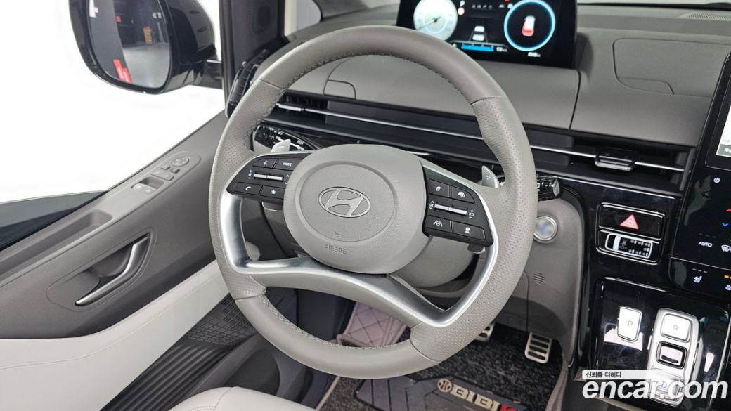Hyundai Staria 4WD Lounge 9-Seater, 2025