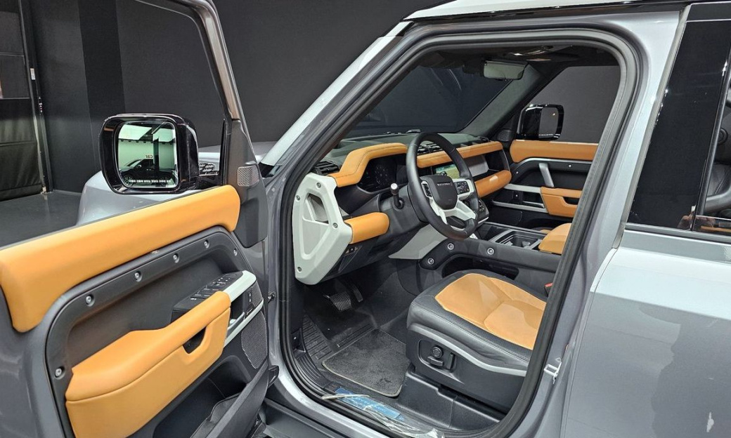 Land Rover Defender 110 P300 X-Dynamic SE, 2024