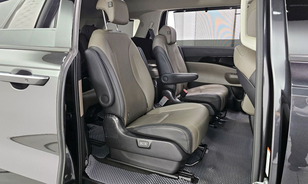 Kia Carnival 9-Seater Gravity, 2025