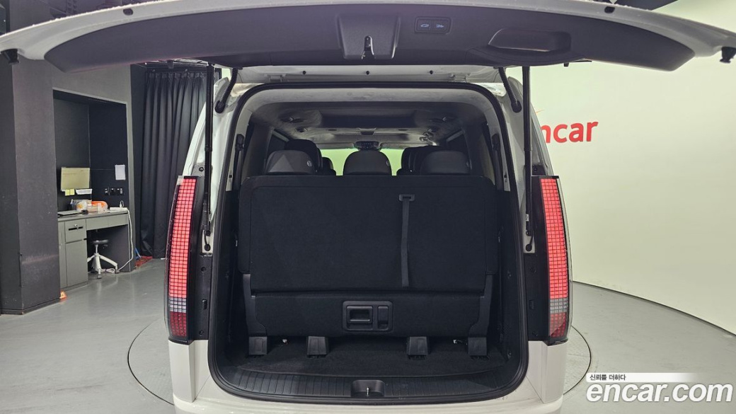 Hyundai Staria 4WD Lounge 9-Seater, 2023
