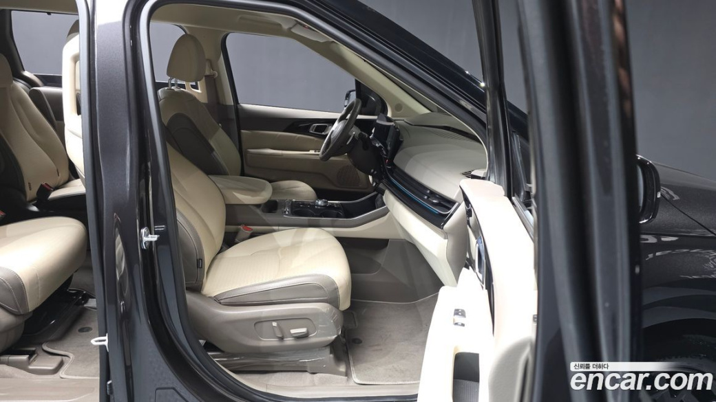Kia Carnival 9-Seater Gravity, 2025