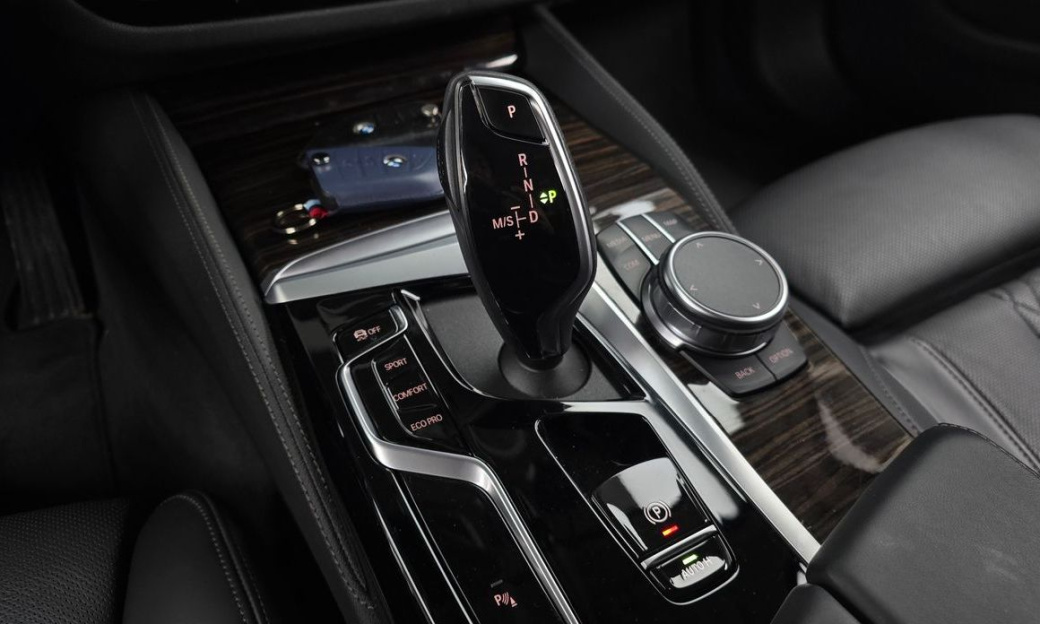BMW 5-Series 523d xDrive Luxury, 2023