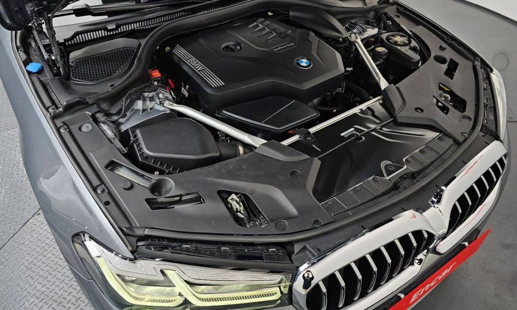 BMW 5-Series 520i Luxury, 2023
