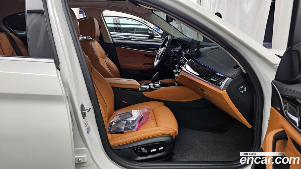 BMW 5-Series 520i Luxury, 2023