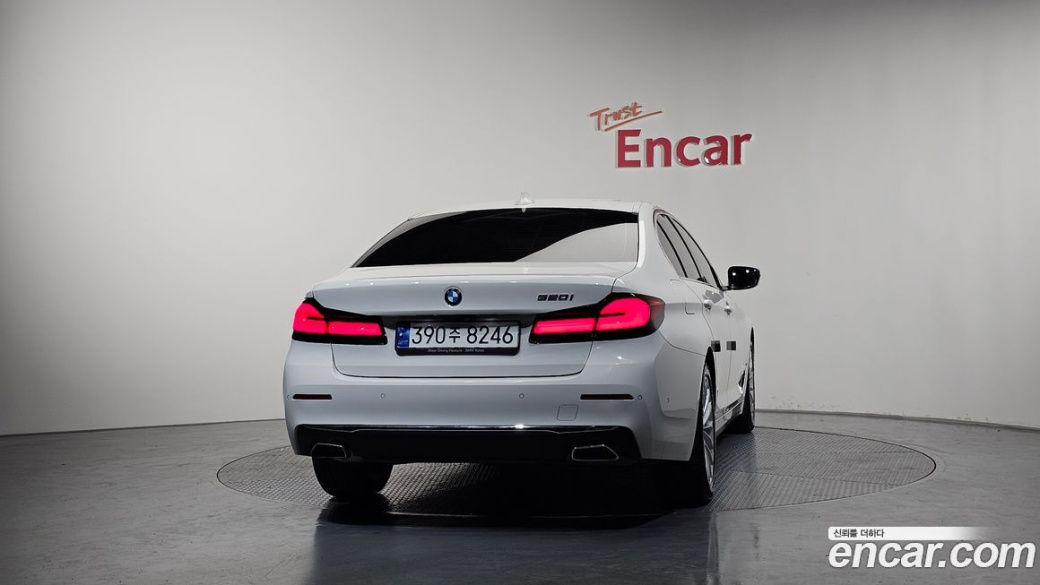 BMW 5-Series 520i Luxury, 2023