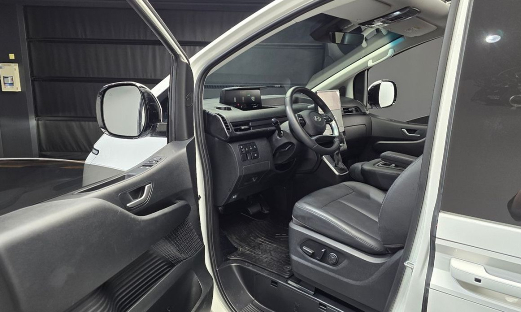Hyundai Staria Tourer 11-Seater, 2025