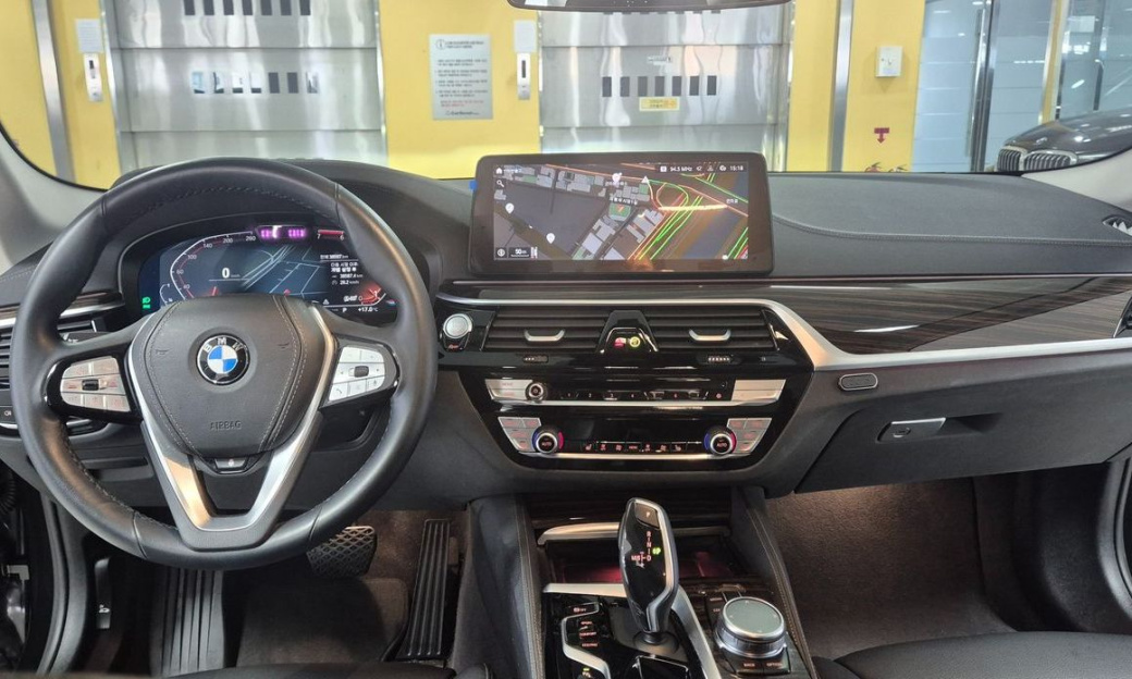 BMW 5-Series 520i Luxury, 2023