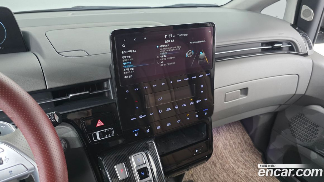 Hyundai Staria 4WD Lounge 9-Seater, 2022