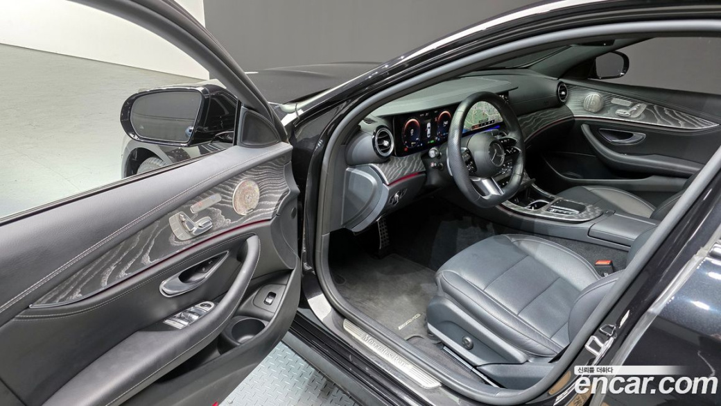 Mercedes-Benz E-Class E350 4MATIC AMG Line, 2023