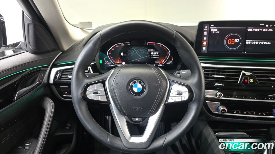 BMW 5-Series 520i Luxury, 2022