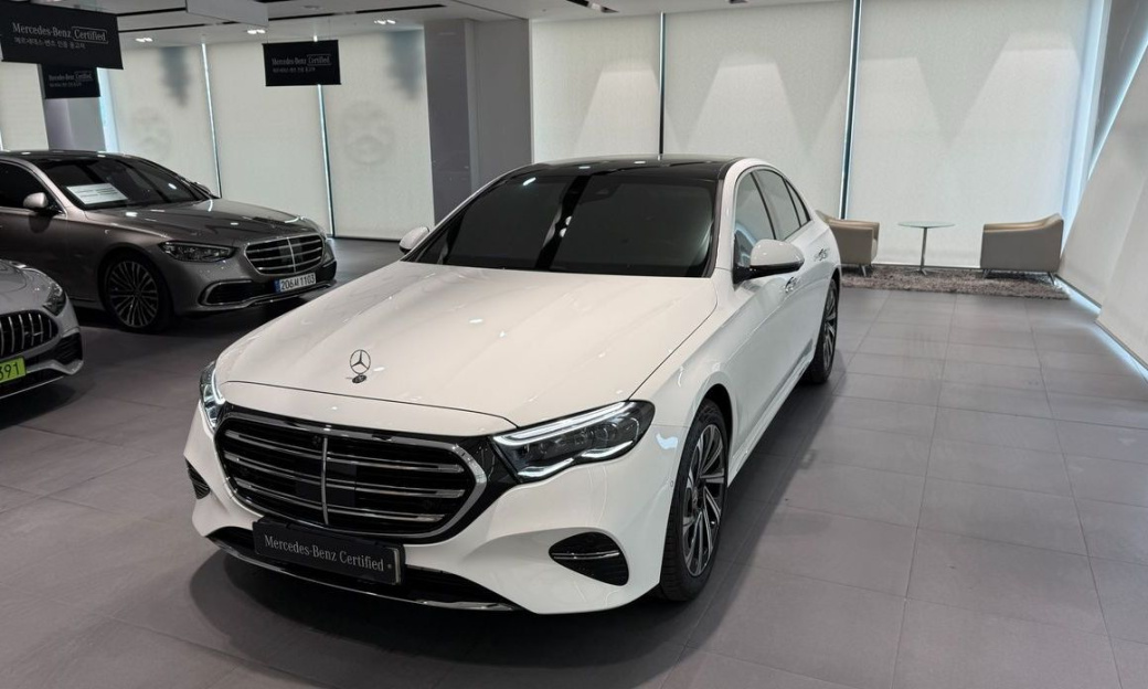 Mercedes-Benz E-Class E300 4MATIC Exclusive, 2025