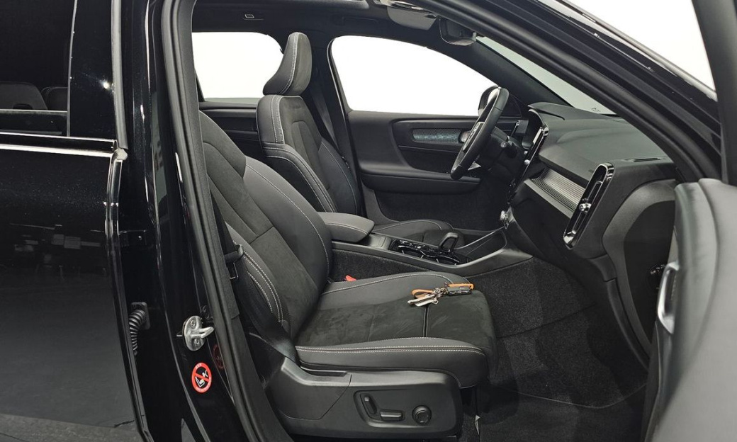 Volvo XC40 B4 Black Edition, 2025