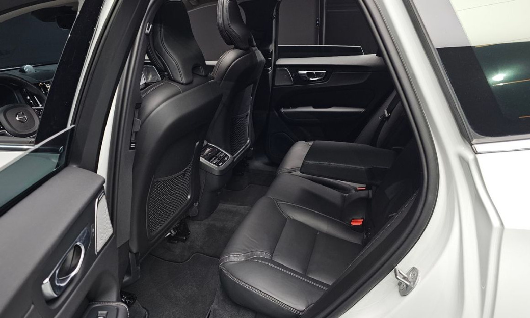 Volvo XC60 B6 Ultra Bright, 2025