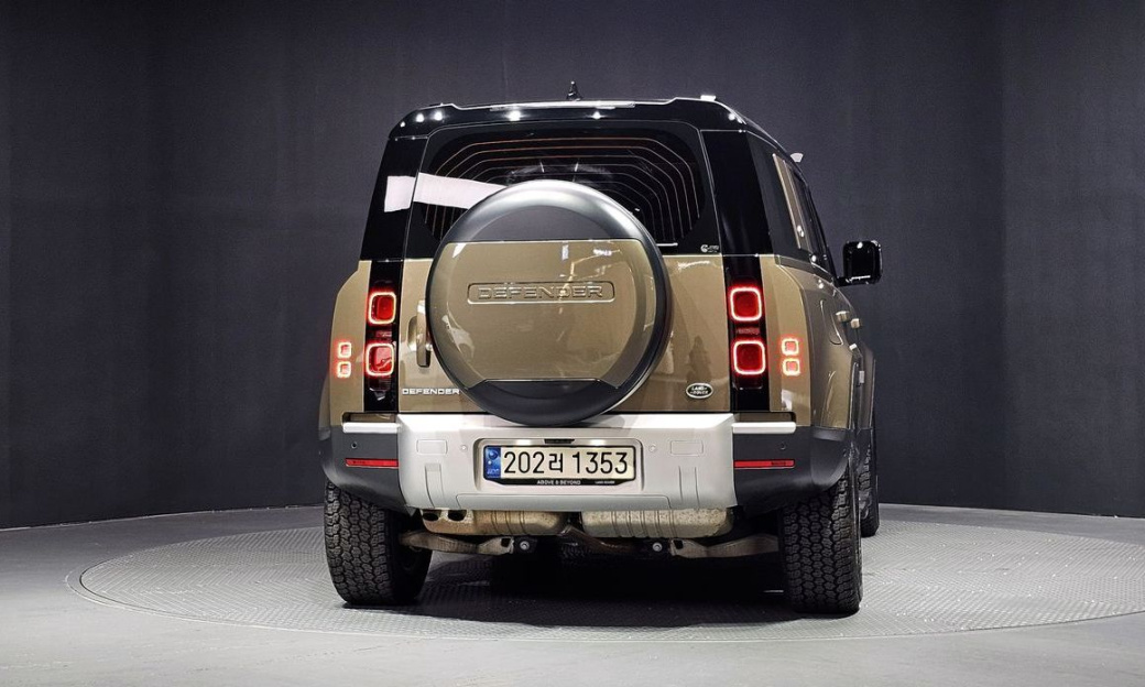 Land Rover Defender 110 D250 SE, 2022