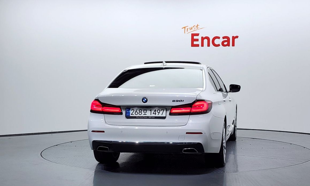 BMW 5-Series 530i Luxury, 2023