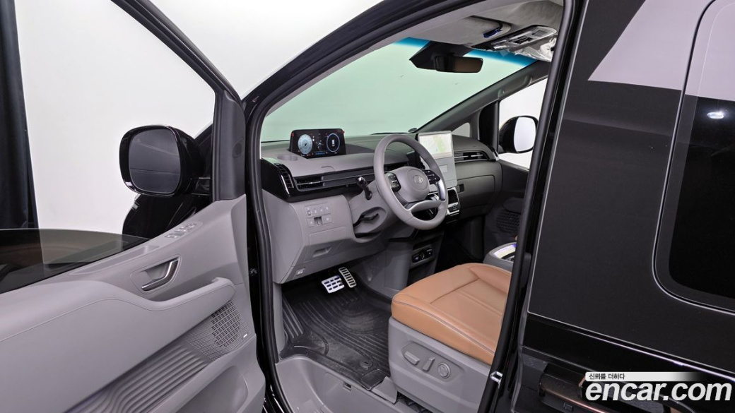 Hyundai Staria 4WD Lounge 9-Seater, 2025