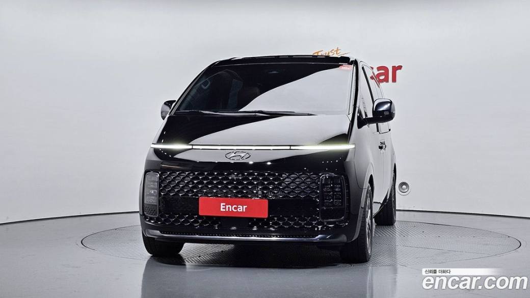 Hyundai Staria 4WD Lounge 9-Seater, 2022
