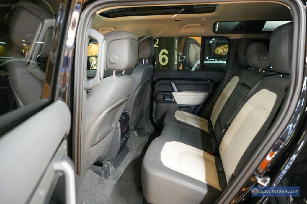Land Rover Defender 110 P300 X-Dynamic SE, 2024