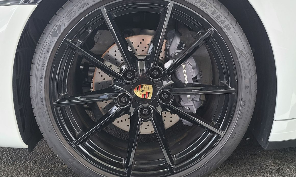 Porsche 911 Carrera, 2024