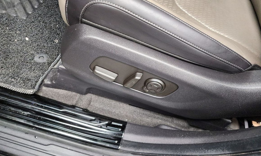 Kia Carnival 9-Seater Hi Limousine (Special Vehicle), 2024