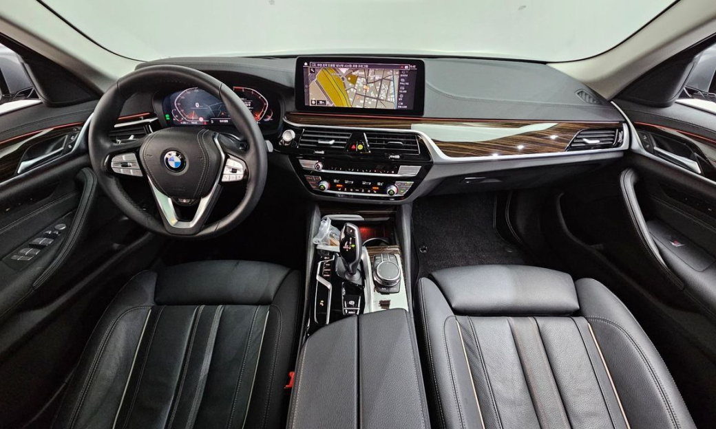 BMW 5-Series 520i Luxury, 2023