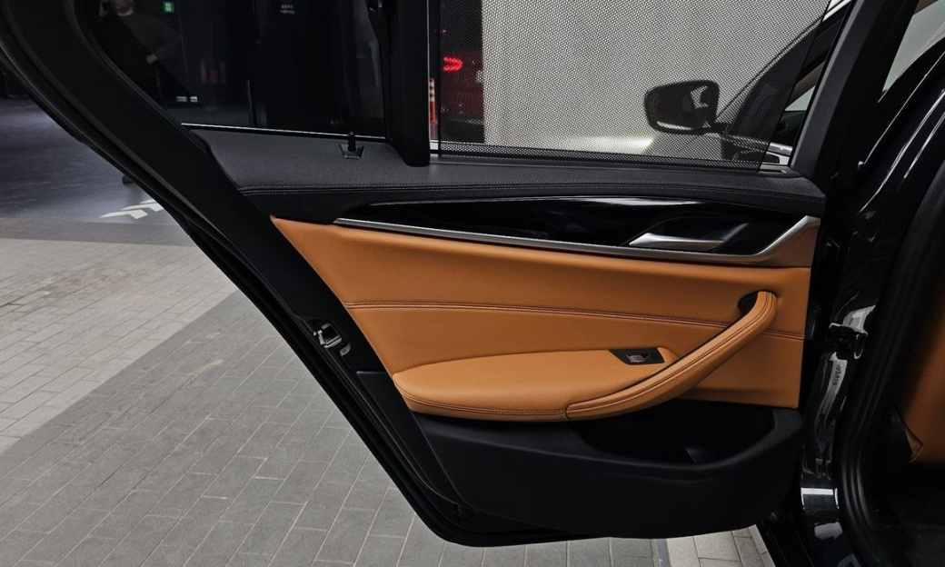 BMW 5-Series 520i Luxury, 2022