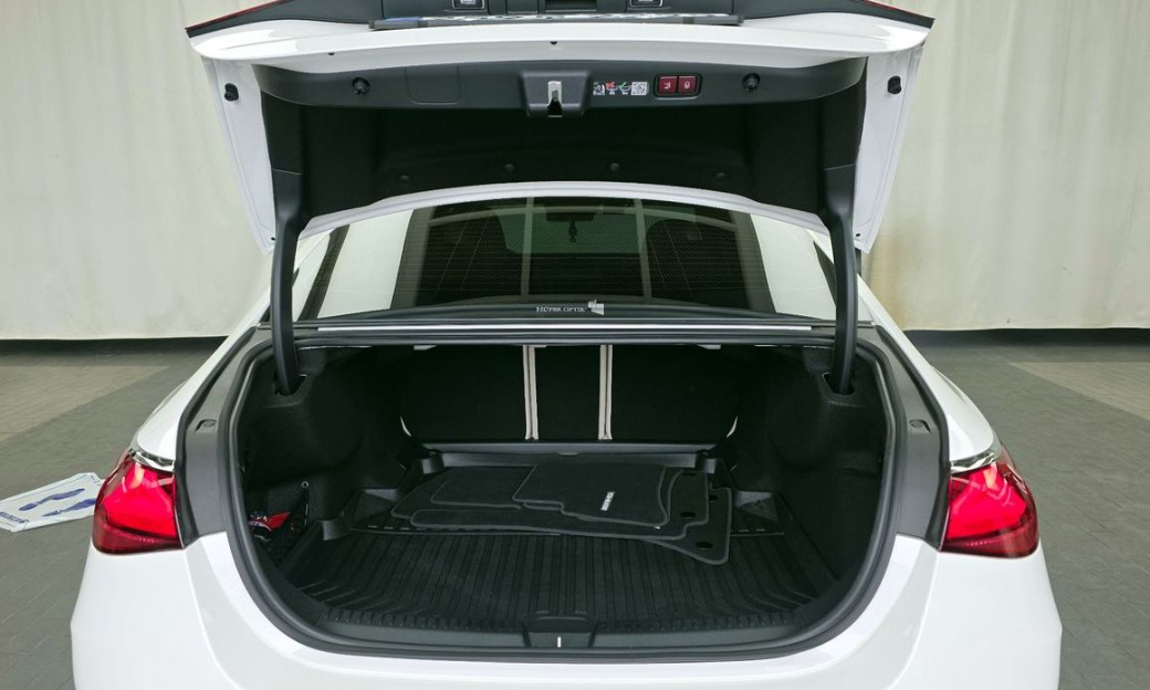 Mercedes-Benz E-Class E300 4MATIC AMG Line, 2026