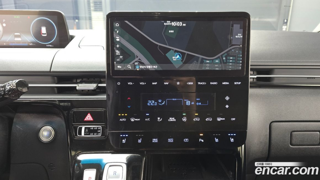 Hyundai Staria 4WD Lounge 9-Seater, 2022