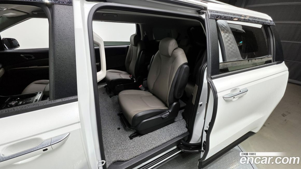 Kia Carnival 9-Seater Prestige, 2024