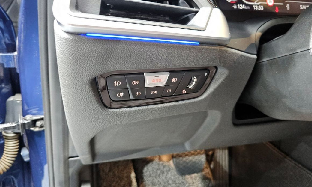BMW 3-Series 320i Luxury, 2022