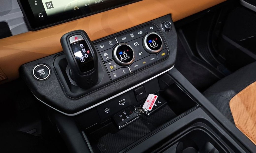 Land Rover Defender 110 P300 X-Dynamic SE, 2024