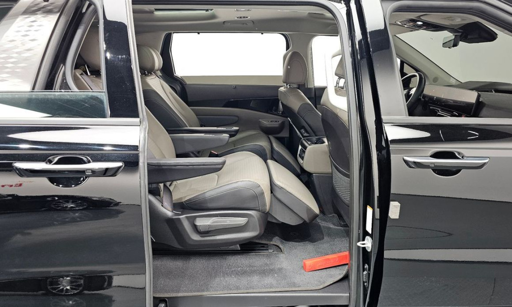 Kia Carnival 7-Seater Gravity, 2025