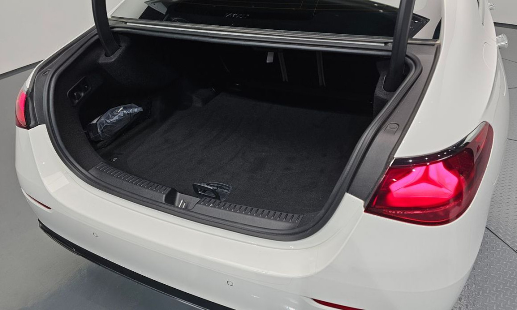Mercedes-Benz E-Class E220d 4MATIC Exclusive, 2024