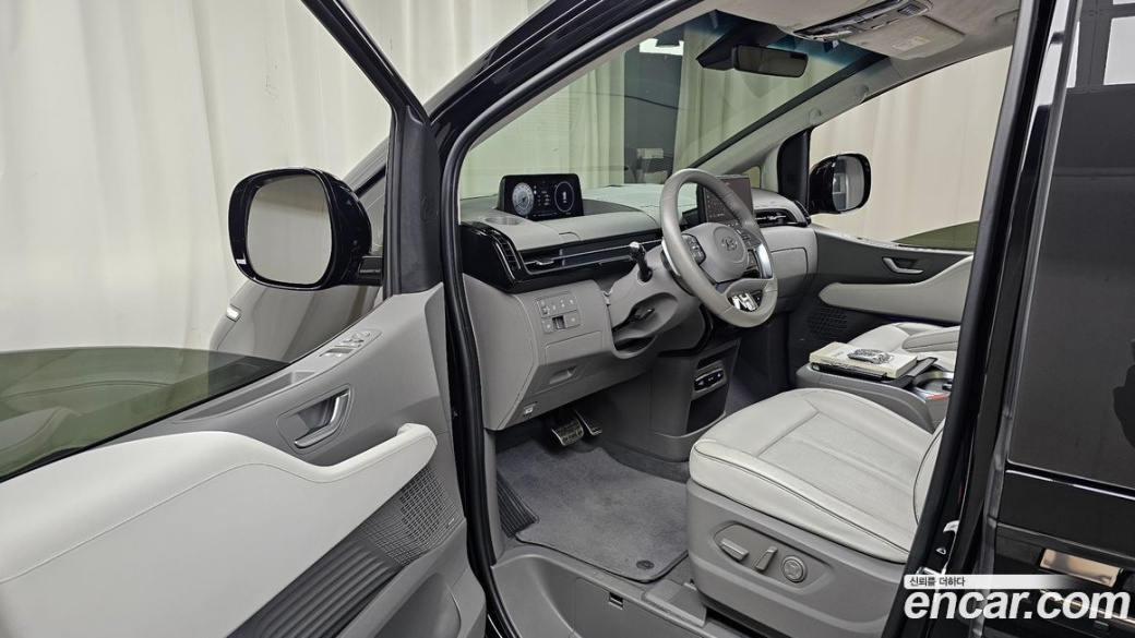 Hyundai Staria 4WD Lounge 7-Seater, 2022