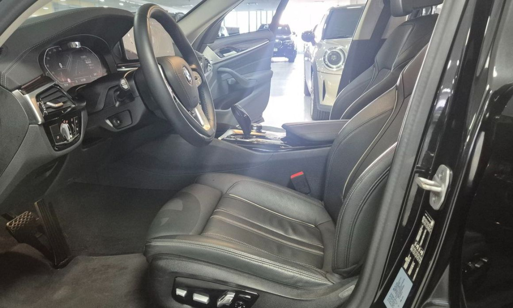 BMW 5-Series 520i Luxury, 2023