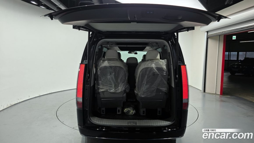 Hyundai Staria 4WD Lounge 9-Seater, 2023