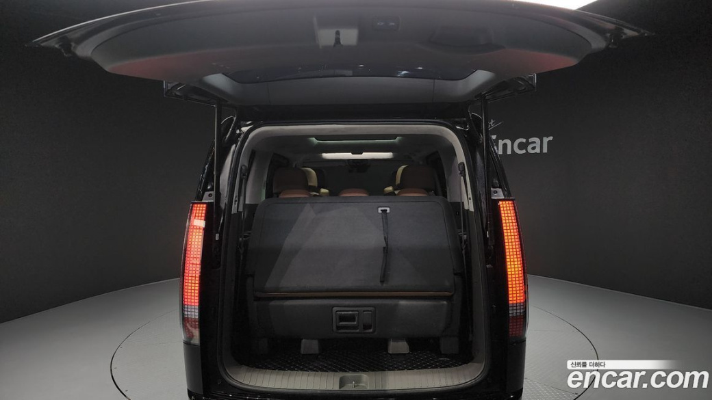 Hyundai Staria 4WD Lounge 9-Seater, 2023