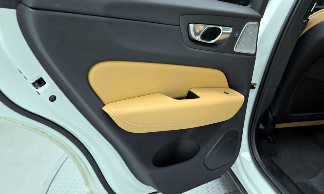 Volvo XC60 B6 Ultimate Bright, 2024