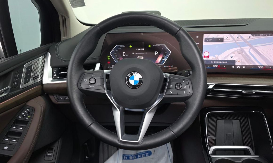 BMW 2-Series 220i Luxury, 2025