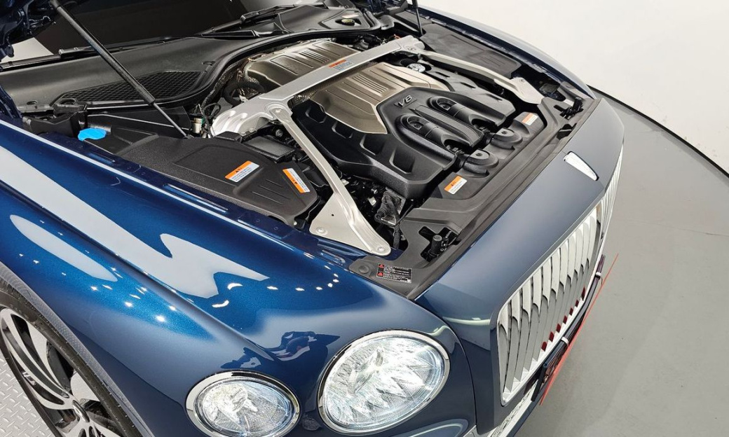 Bentley Flying Spur 4.0 Azure, 2024