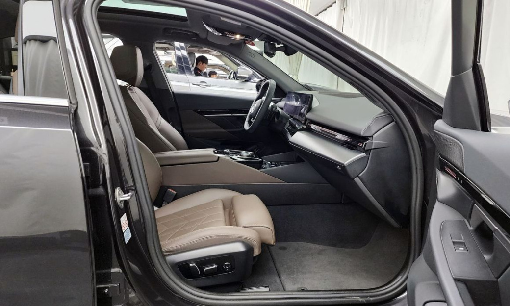 BMW 5-Series 520i, 2024