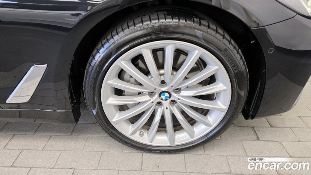 BMW 5-Series 530i Luxury, 2023