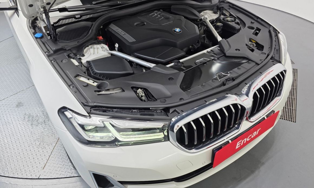 BMW 5-Series 520i Luxury, 2023