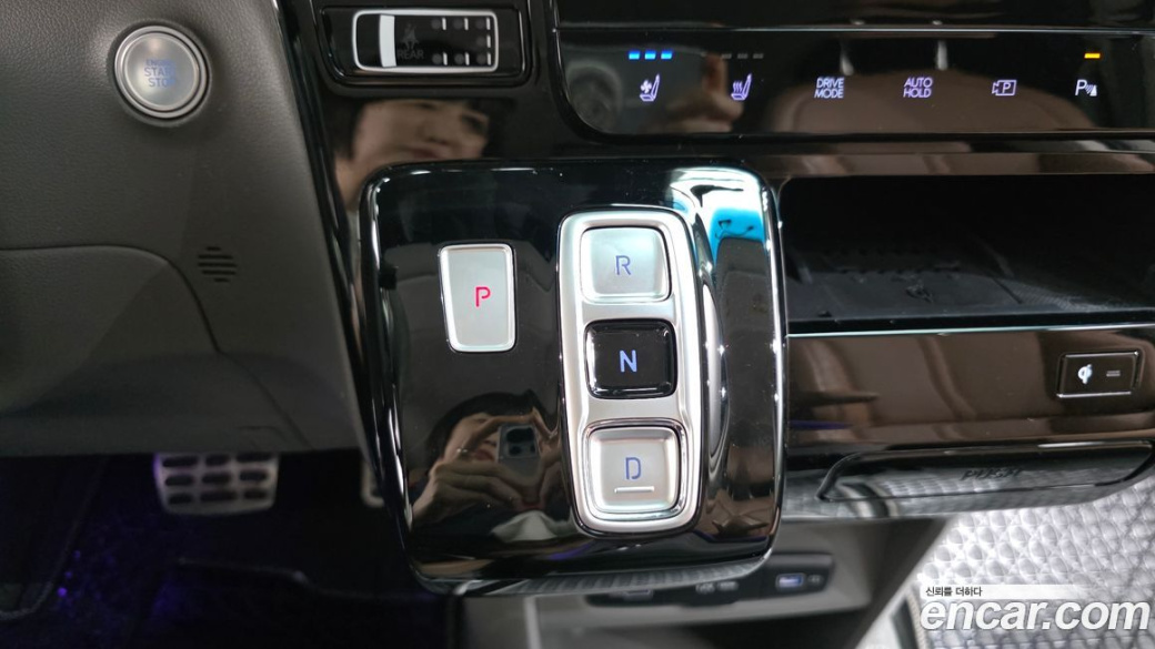 Hyundai Staria Lounge 9-Seater, 2022
