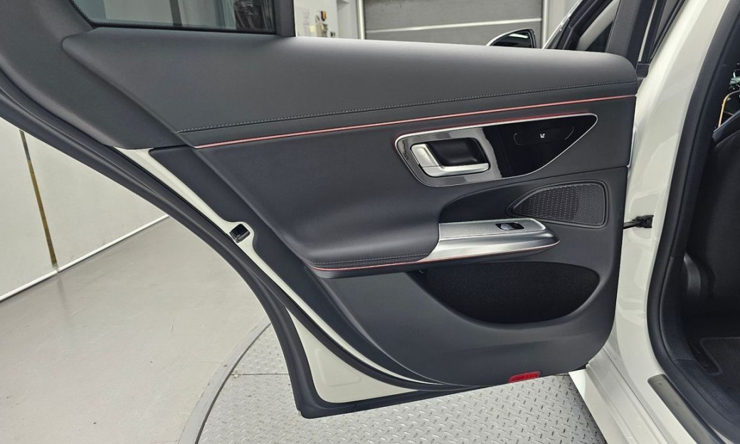 Mercedes-Benz E-Class E200 Avantgarde, 2025
