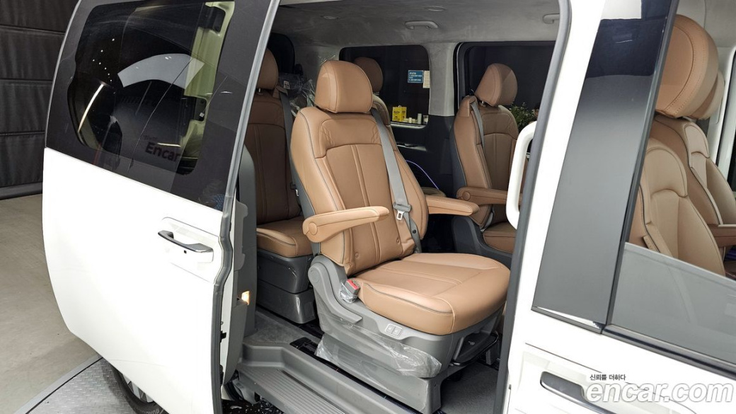Hyundai Staria Lounge 9-Seater, 2023