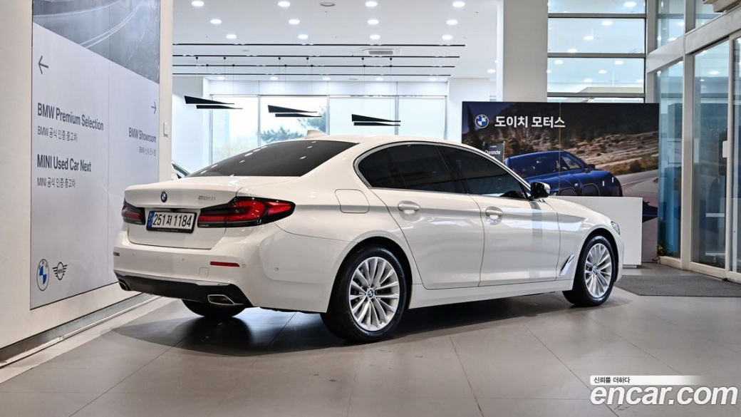 BMW 5-Series 530i Luxury, 2022