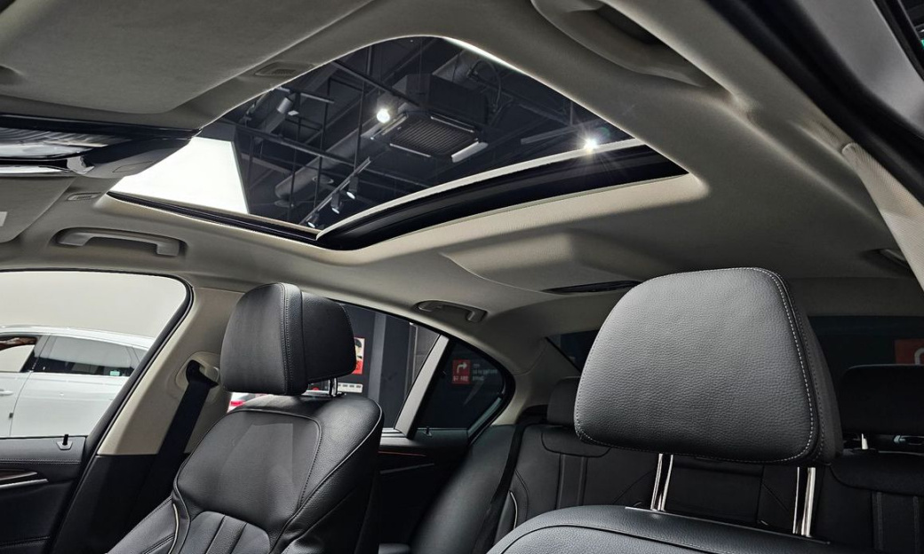 BMW 5-Series 520i Luxury, 2023