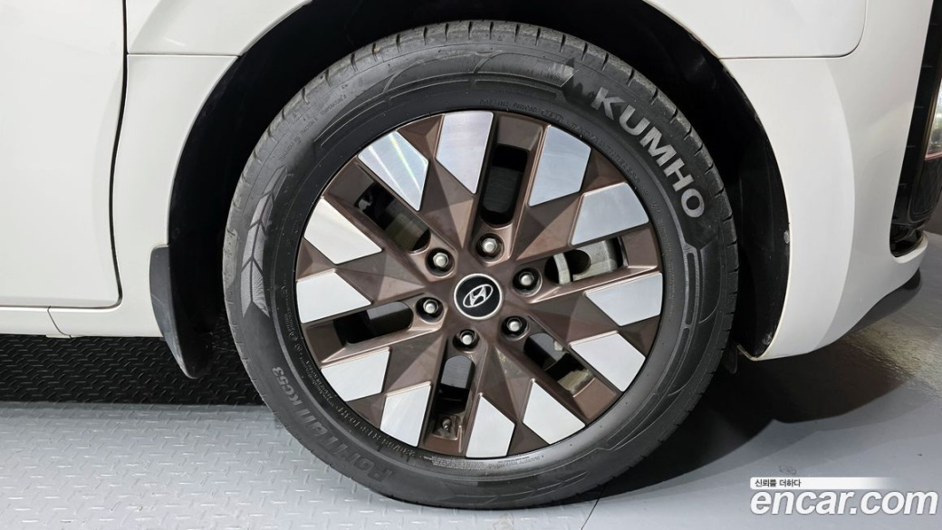 Hyundai Staria 4WD Lounge 9-Seater, 2022